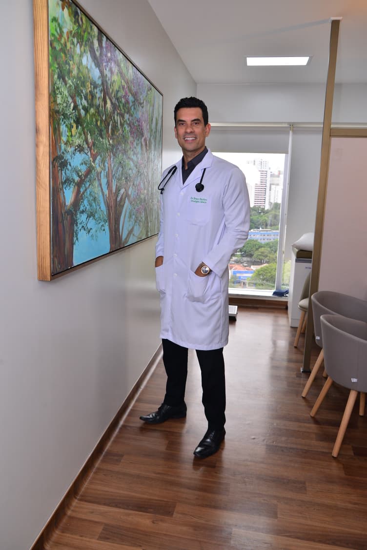 Dr. Bruno Pacheco no consultório do Hospital Santa Joana Recife