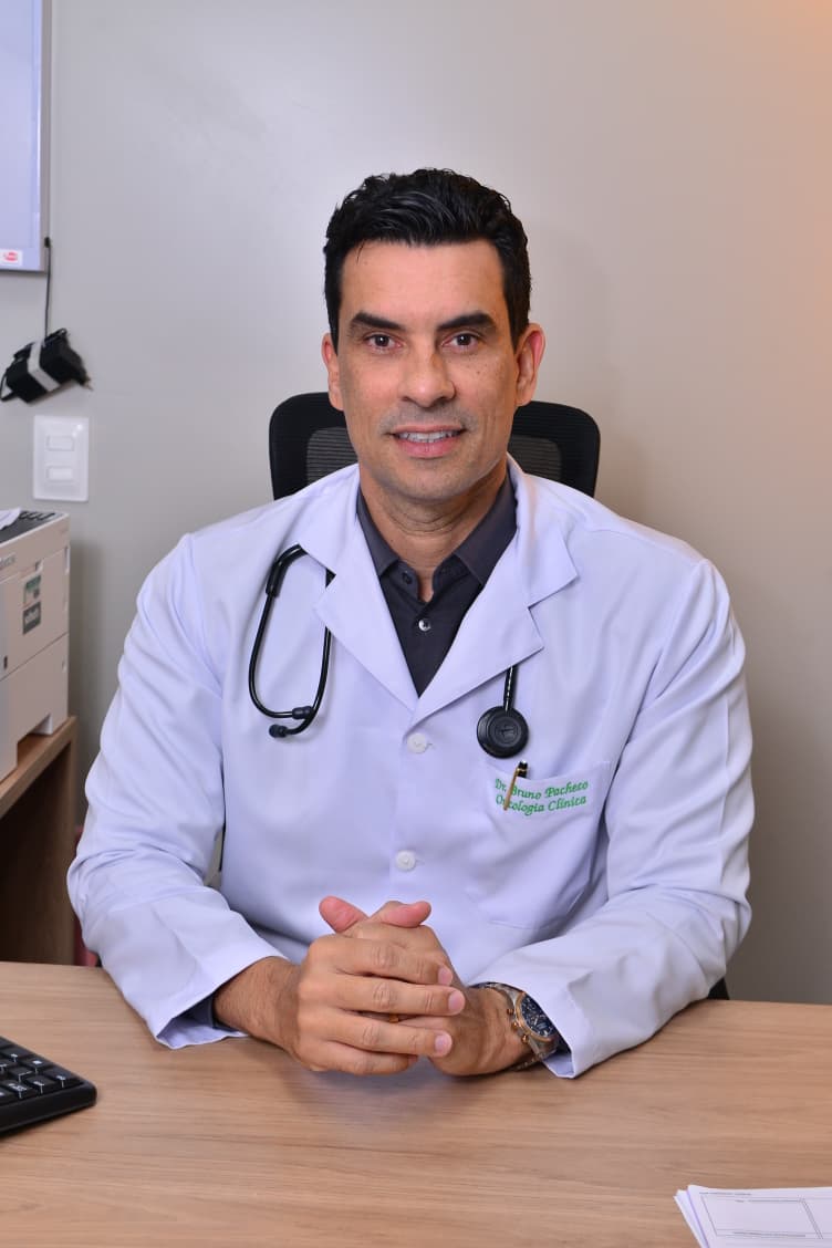 Dr. Bruno Pacheco em atendimento no consultório de Oncologia Clínica